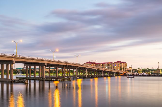 Bradenton,,Florida,,Usa,Downtown,On,The,Manatee,River,At,Dusk.